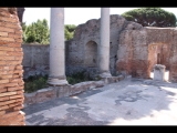 00832 ostia - regio ii - insula iv - terme di nettuno (ii,iv,2) - raum 5 - frigidarium - saeulen an der ostseite - blick aus raum 6 - 06-2022.jpg